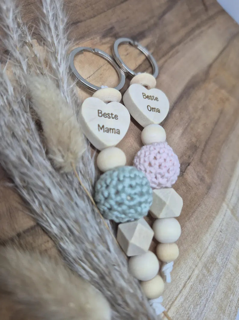 Schlüsselanhänger mit Name personalisiert Taschenanhänger mit gehäkelter Perle individuell personalisierbar
