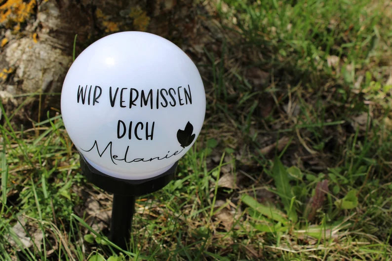 Solarleuchte mit Personalisierung, Lampe Solar mit Namen Spruch Grablicht Erinnerung, Solarkugel Garten, Gartenlicht, Gartenlampe mit Solar